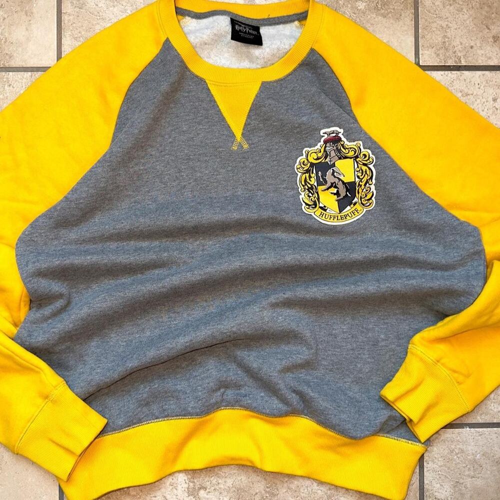 Universal Studios Wizarding World of Harry Potter Hufflepuff Sweatshirt Size L